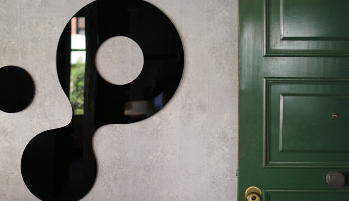 Logo Estudio Asesores puerta verde