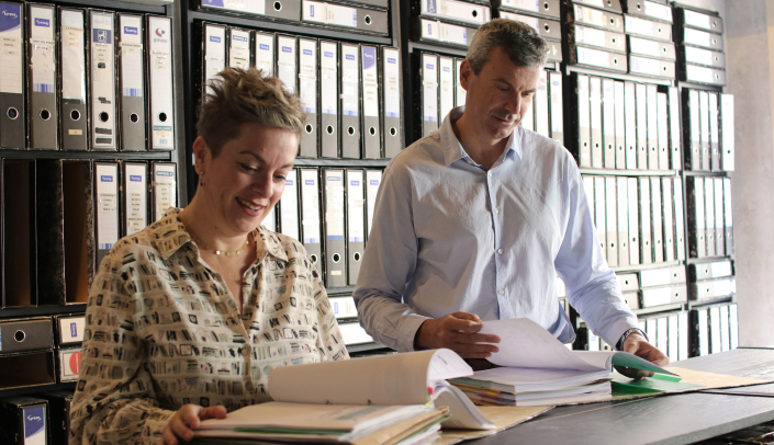 dos personas con archivadores