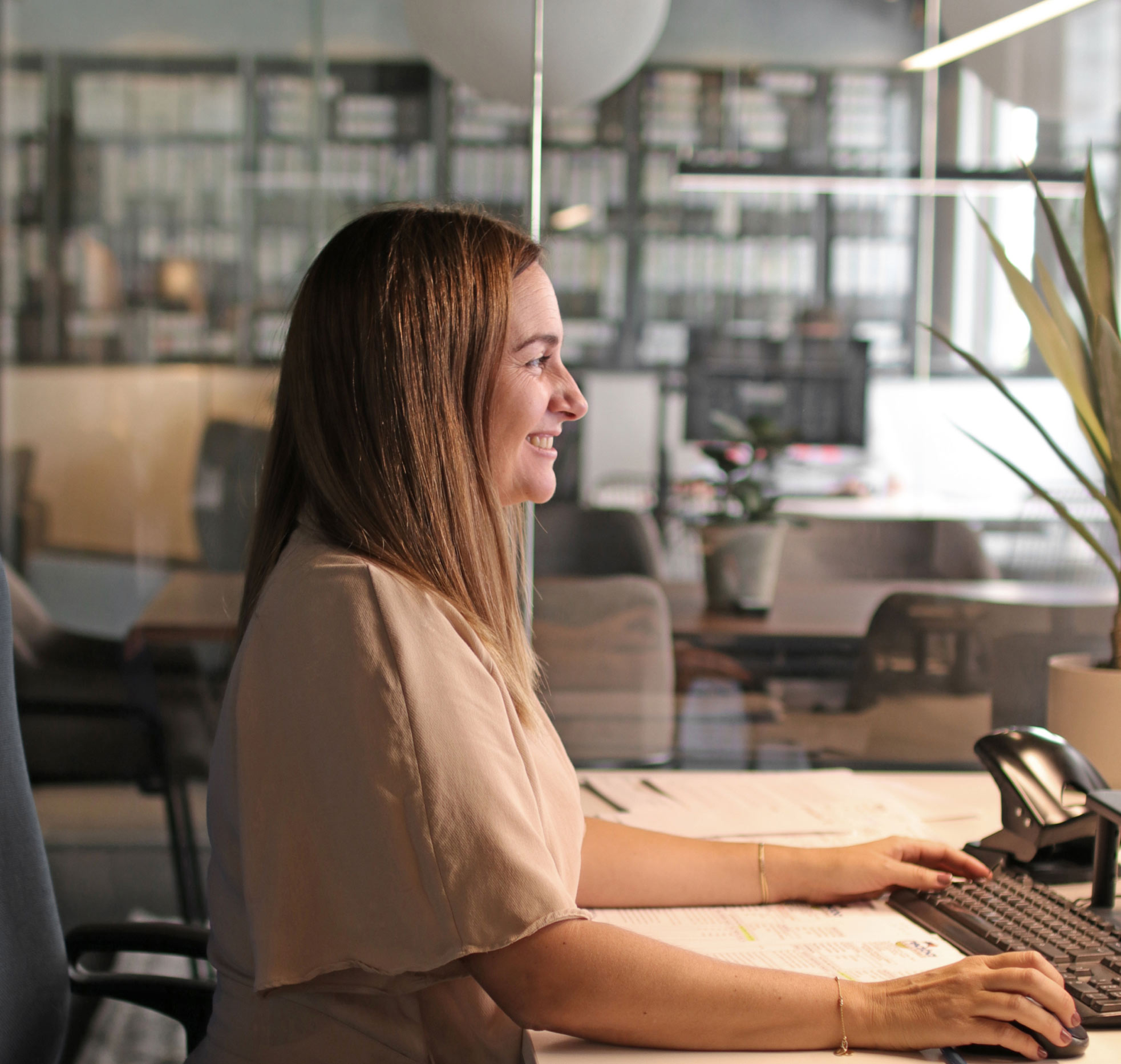 Mujer trabajando en la asesoría mientras sonríe