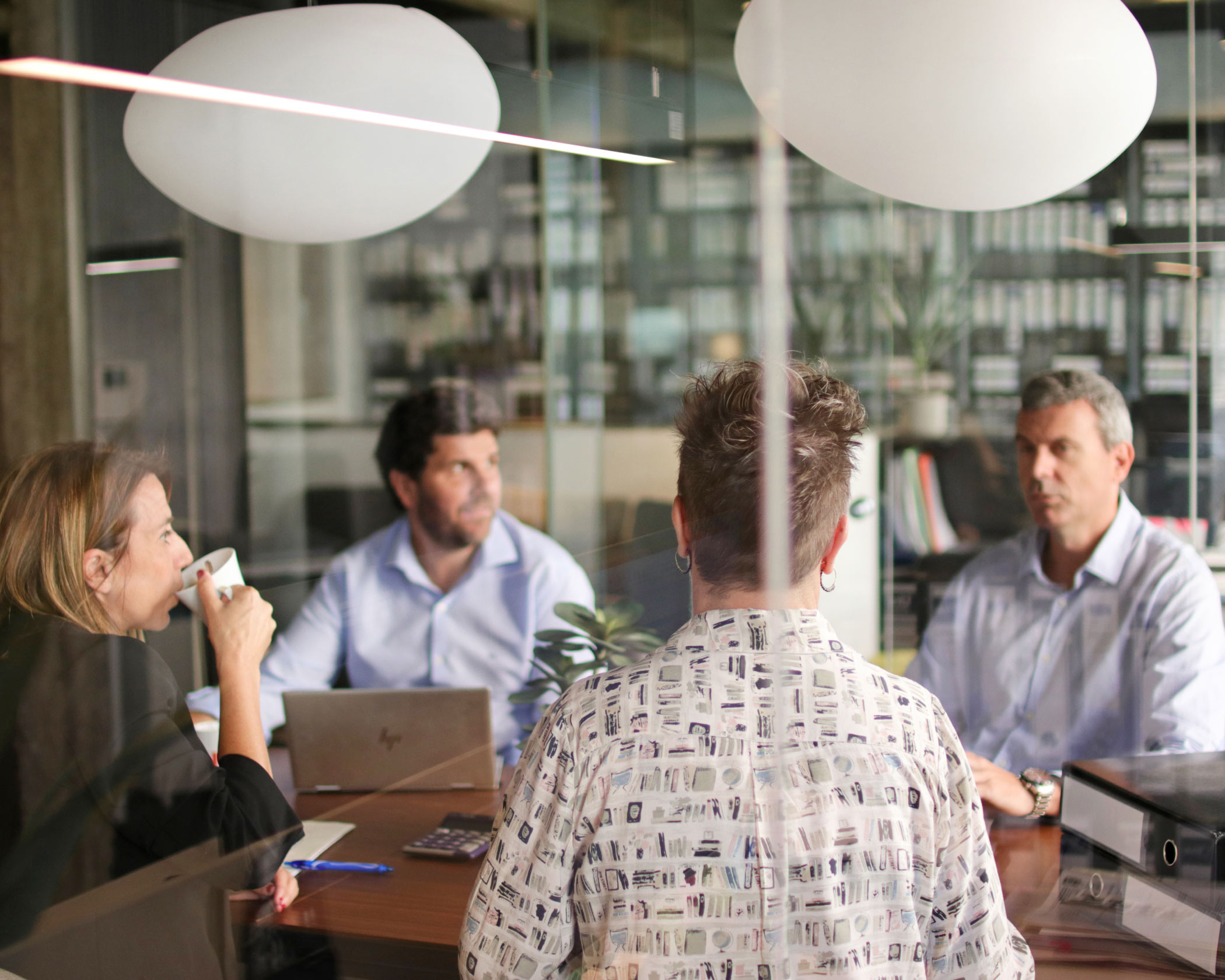 Personas reunidas en la oficina de Estudio Asesores en Bilbao