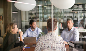 Personas reunidas en la oficina de Estudio Asesores en Bilbao