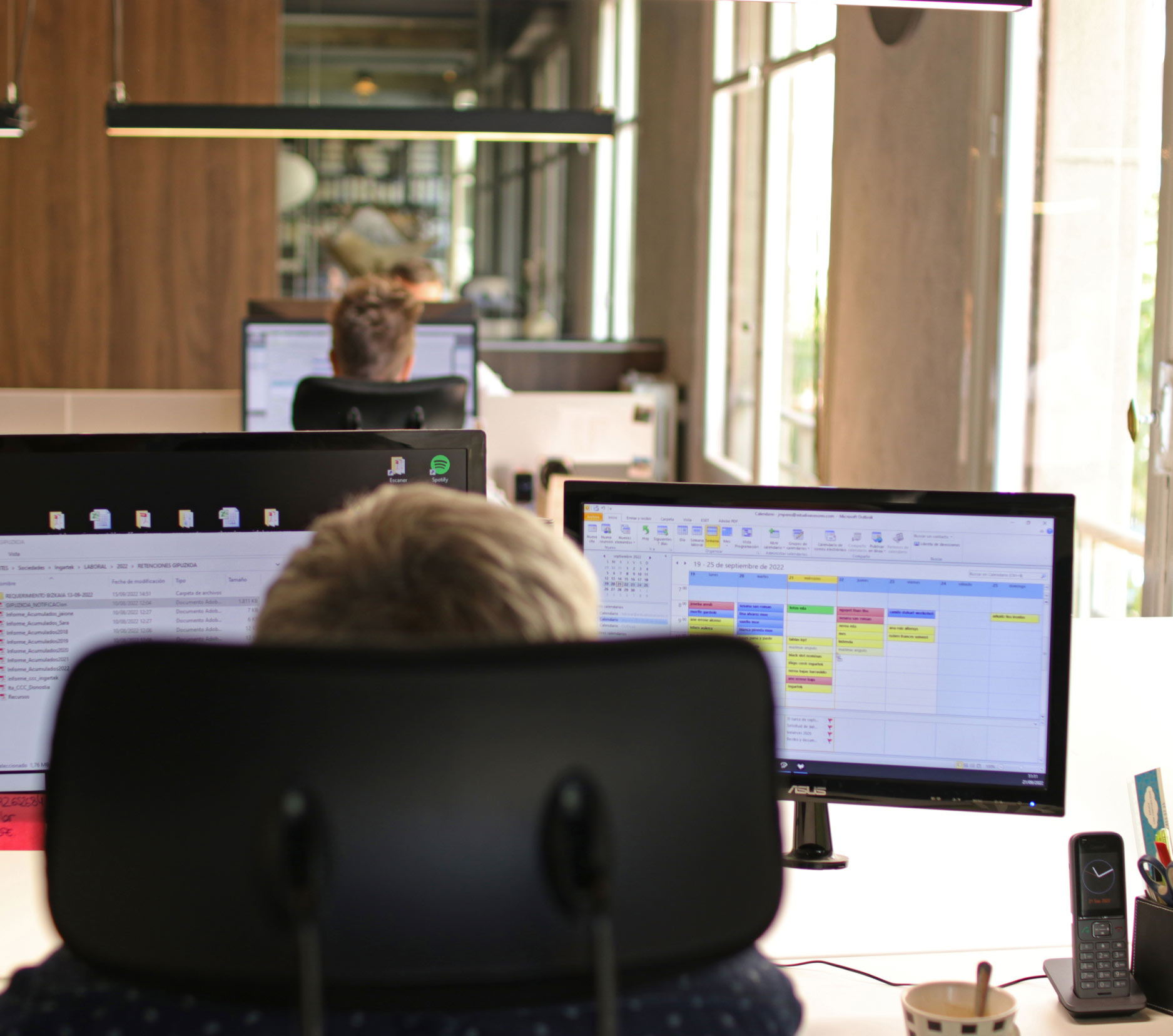 asesoria-fiscal-contable-particulares-bilbao Personas trabajando con ordenadores en las modernas oficinas de Estudio Asesores en Bilbao