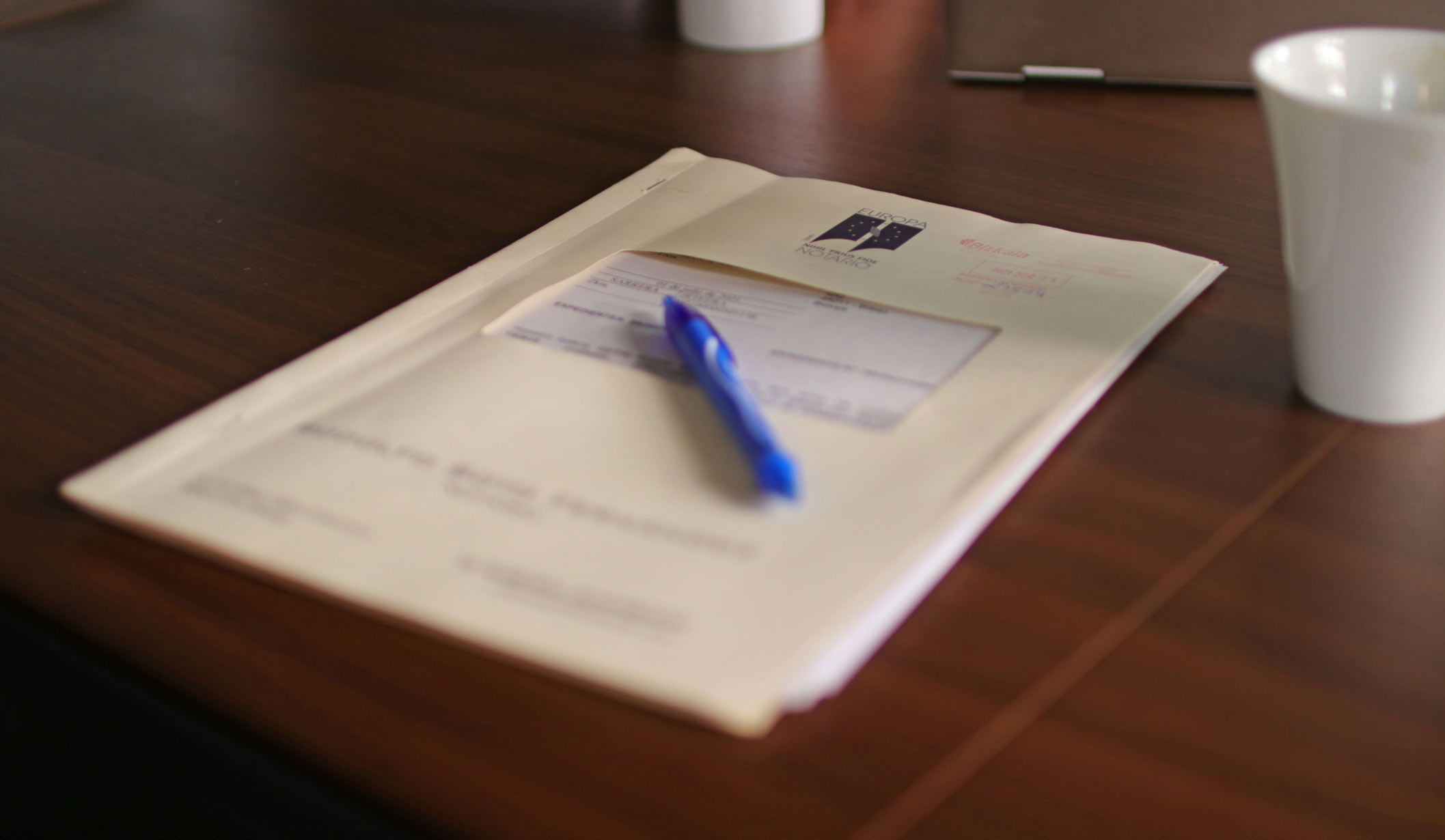Documento sobre la mesa en la oficina de Estudio Asesores en Bilbao