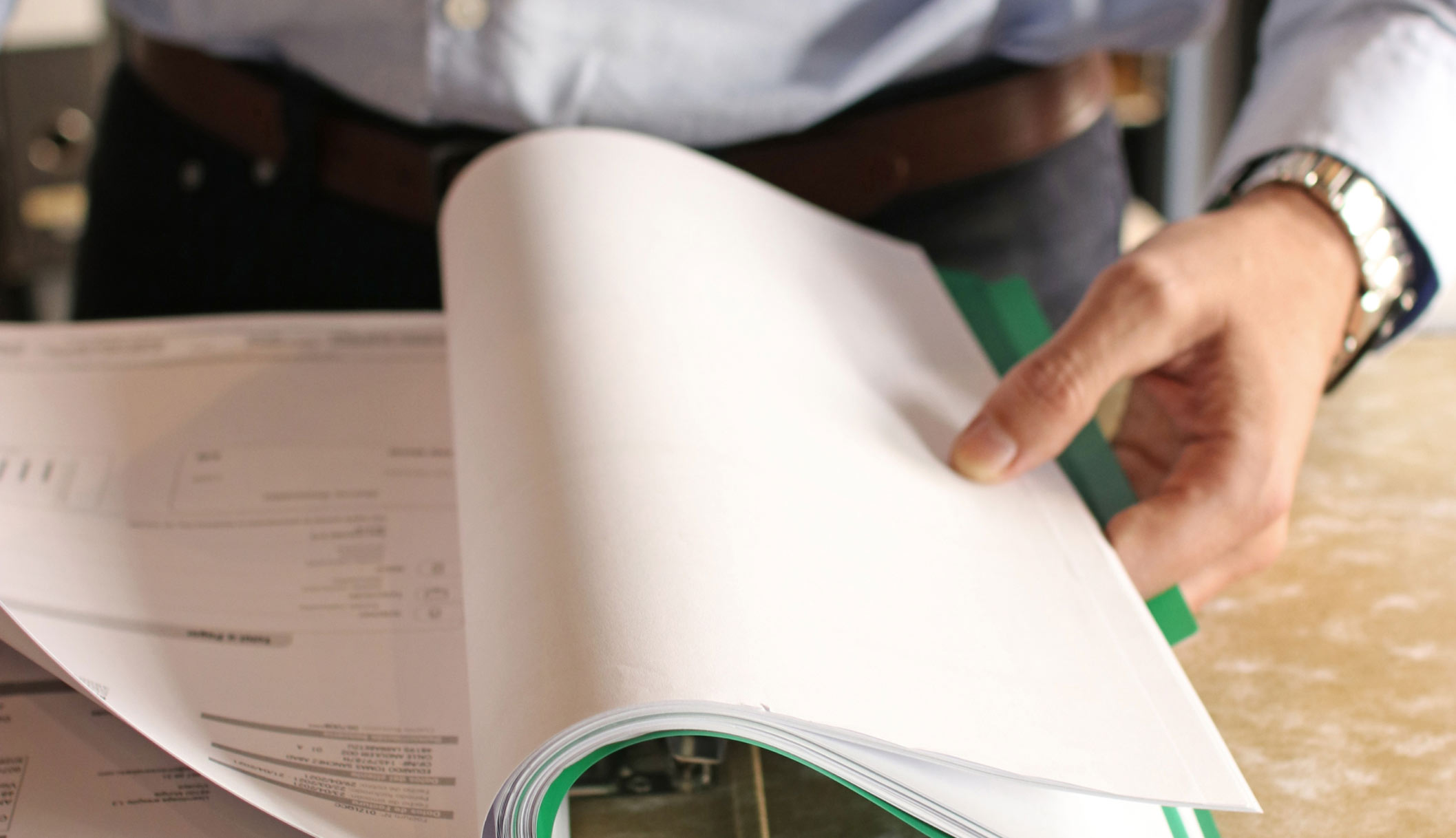 Una persona sostiene documentación en la oficina de Estudio Asesores en Bilbao