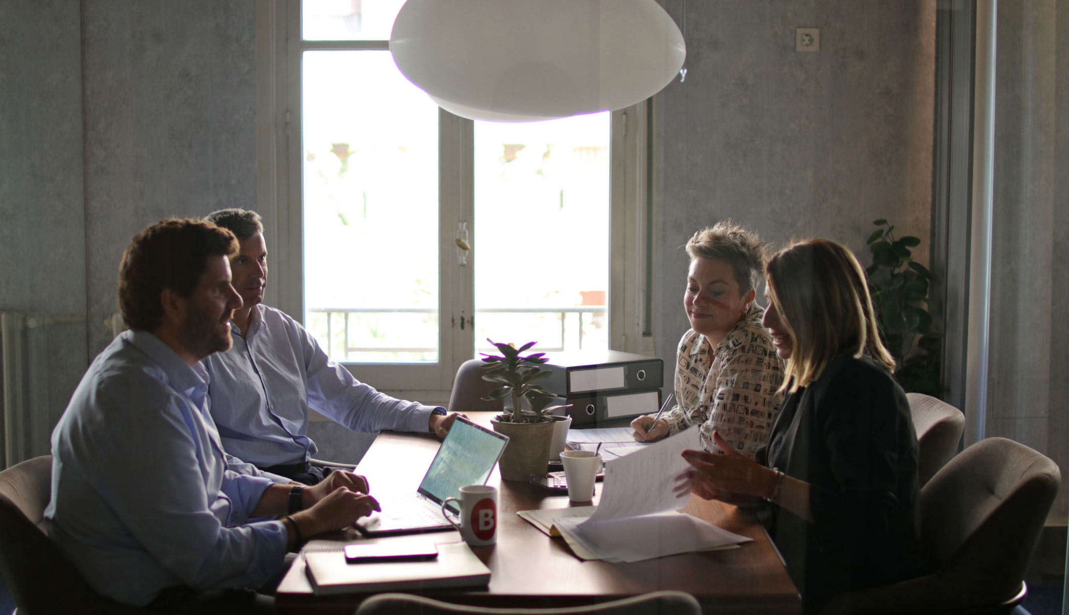 El equipo de Estudio Asesores reunido en las modernas oficinas de Estudio Asesores en Bilbao
