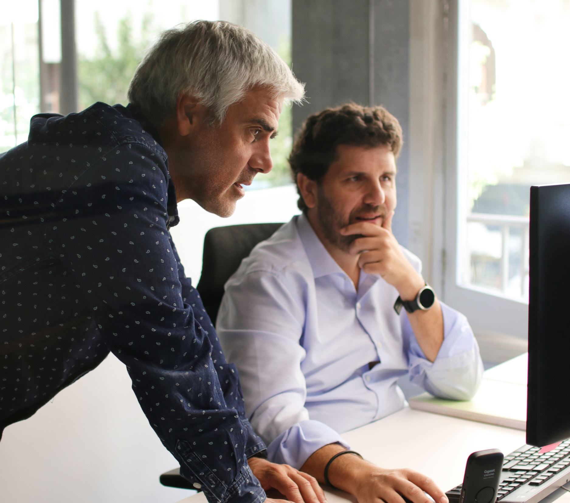 servicios-asesoria-autonomos-bilbao Dos personas trabajando en un ordenador en las modernas oficinas de Estudio Asesores en Bilbao