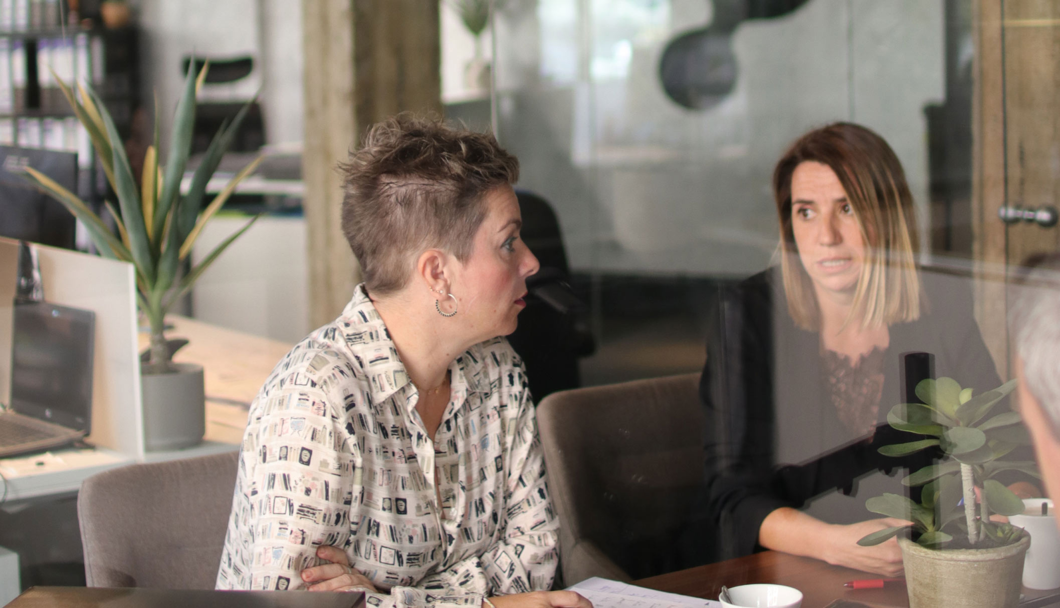 Compañeras hablando en una reunión en las oficinas de Estudio Asesores en Bilbao
