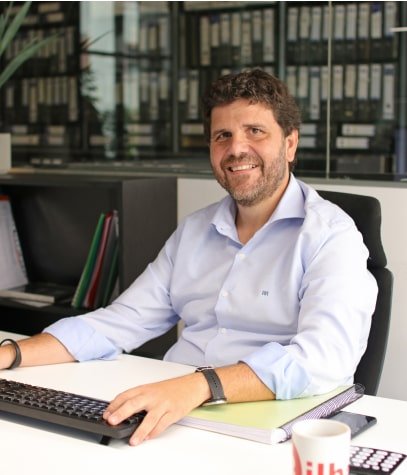 estudio-asesores-conocenos Miembro del equipo de Estudio Asesoria en las oficinas de Bilbao